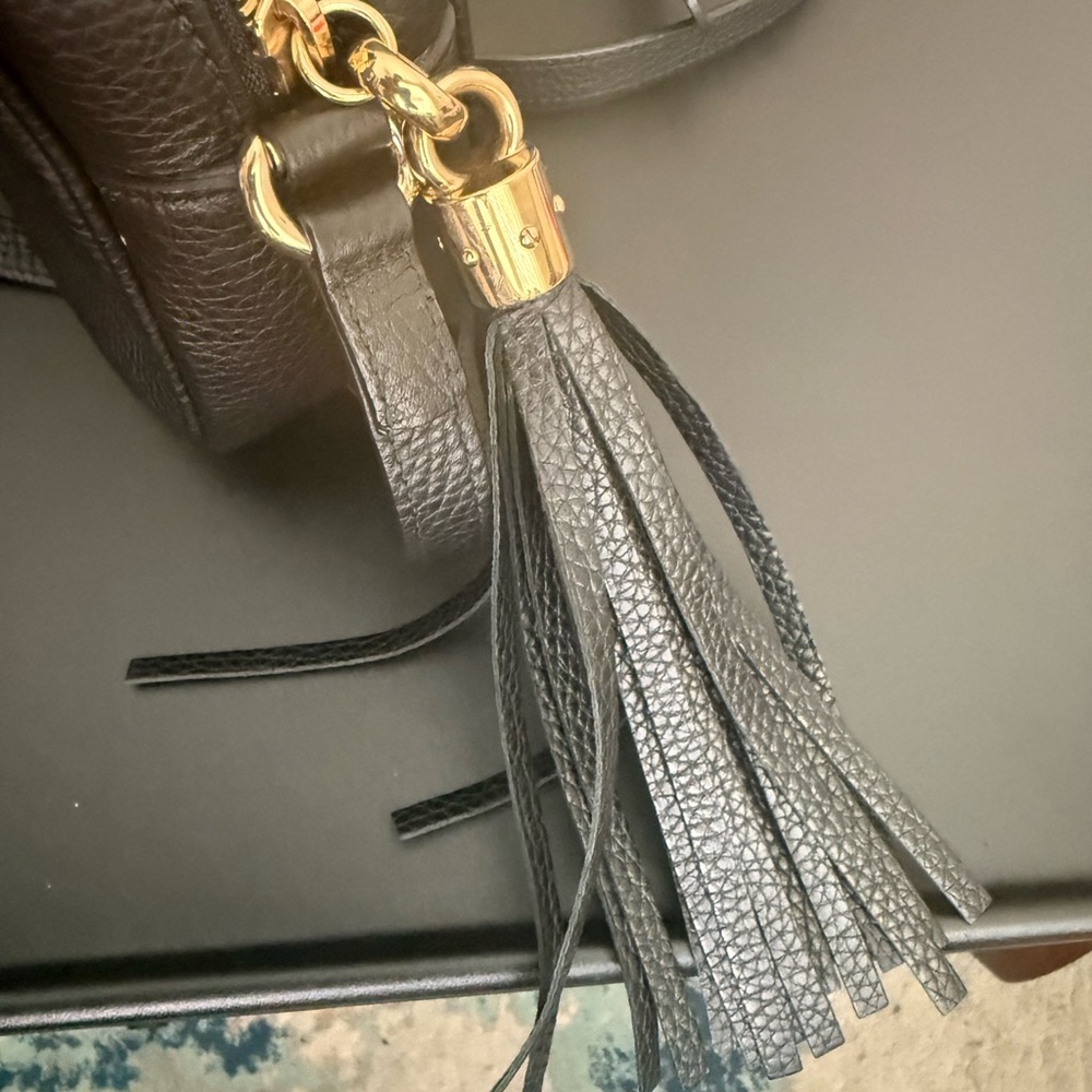 Gucci Black Pebbled Leather Crossbody Camera Bag with Embossed GG - Picture 3 of 7